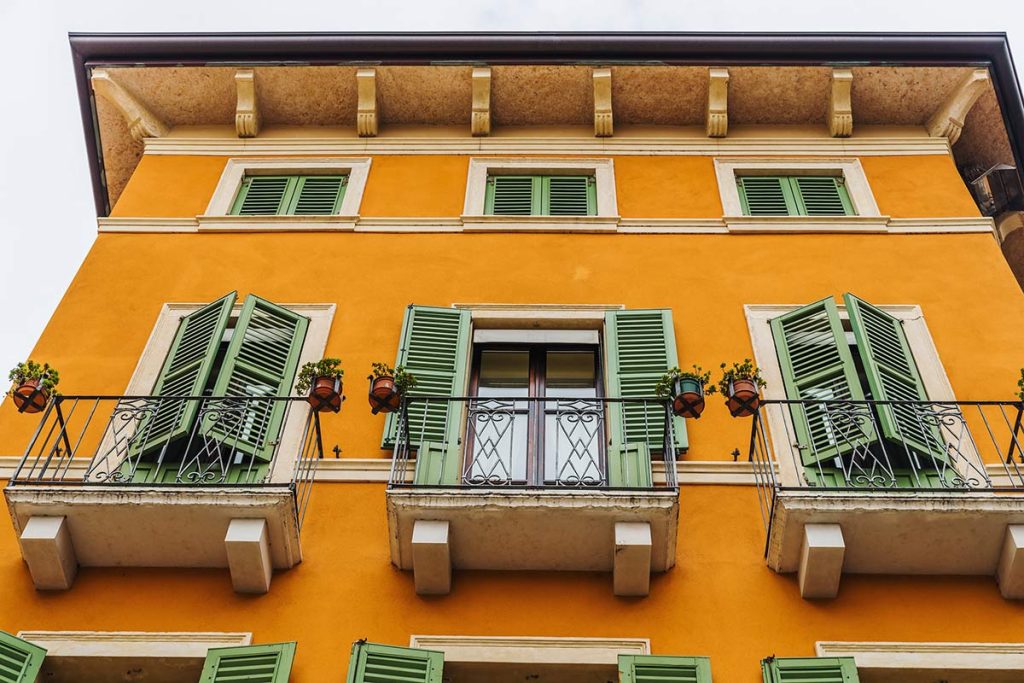 casa colore giallo